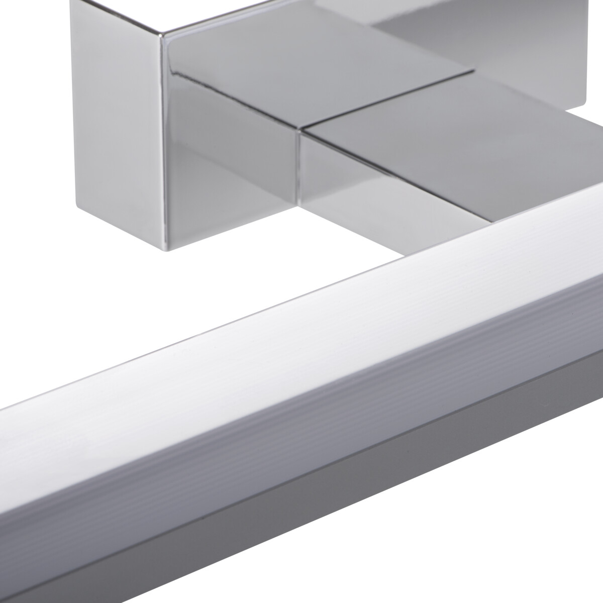 Primer plano, soporte de barra de toalla cromado. Base cuadrada, superficie pulida, barra ranurada.