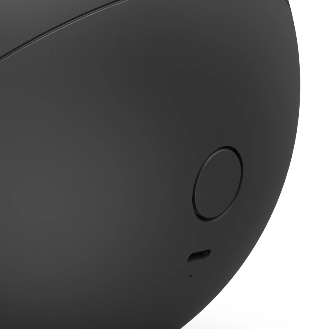 Zbliżenie czarnego urządzenia z przyciskiem i małym otworem na białym tle.