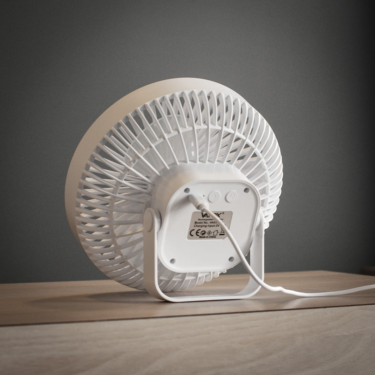 Biały wentylator biurkowy, widok z tyłu. Pokazuje łopatki, elementy sterujące i przewód zasilający.
