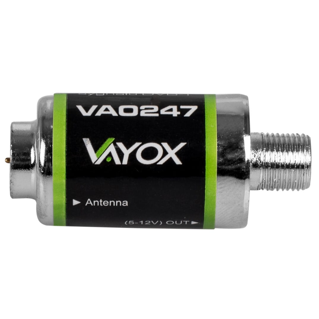 Cylindryczny adapter antenowy. Jest srebrny i ma czarno-zieloną etykietę.