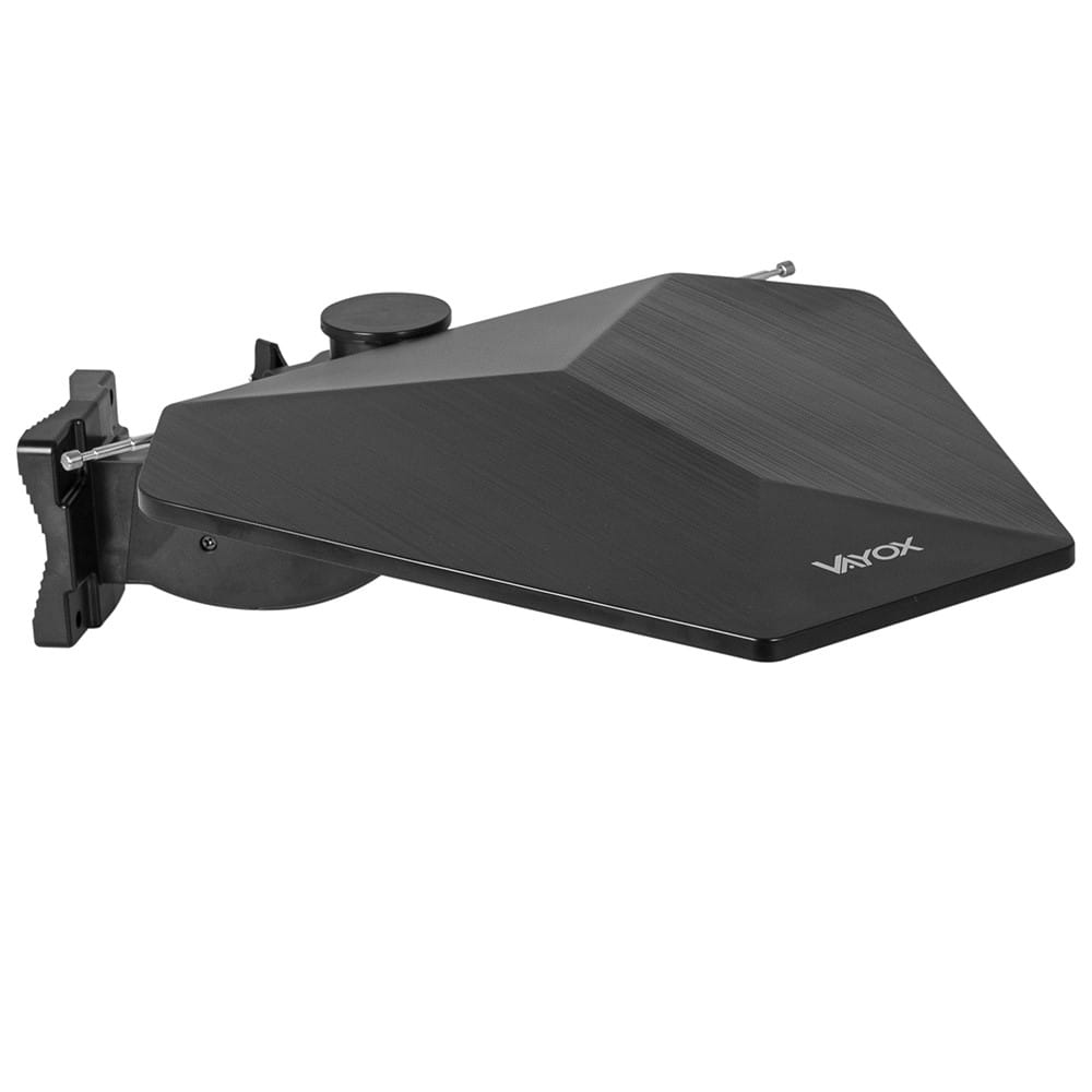 Czarna antena Vayox, ustawiona pod kątem, z osprzętem montażowym, na białym tle.