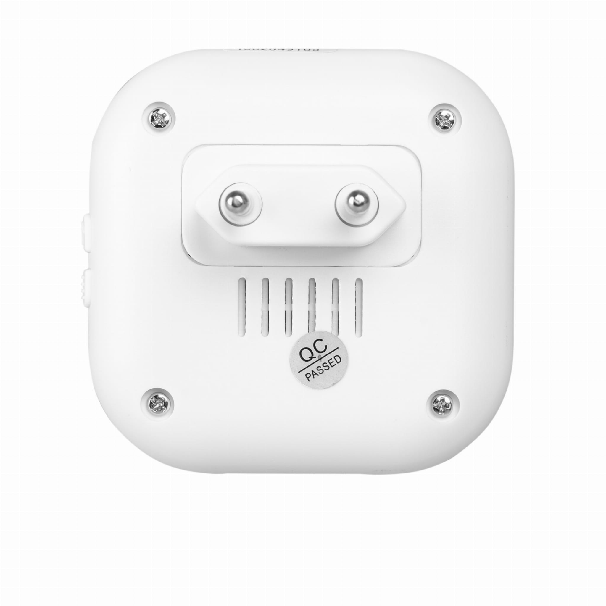 Spód białego dzwonka z wtyczką. Widoczna naklejka QC Passed.