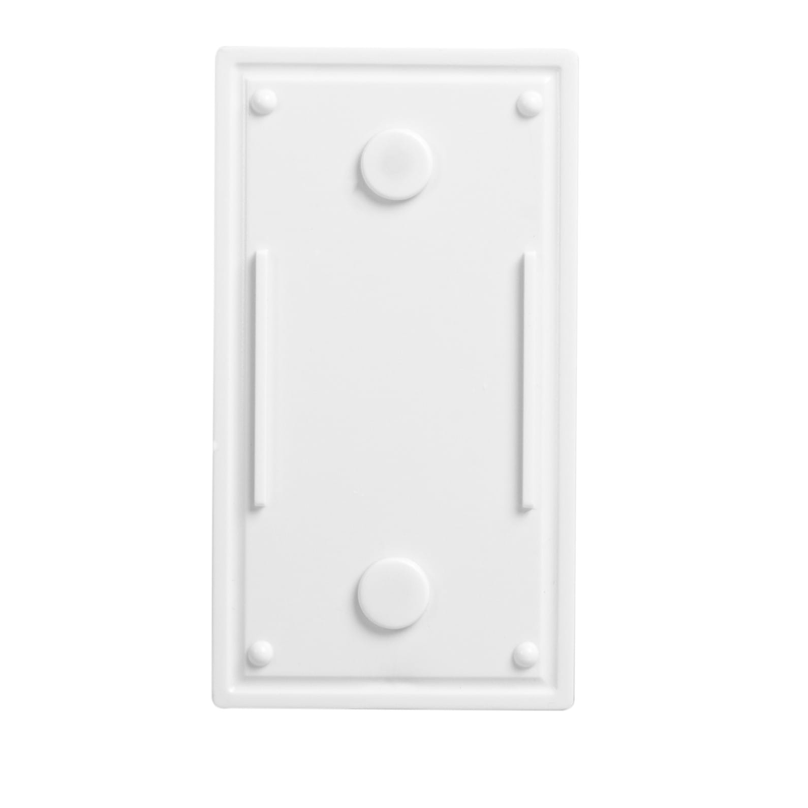 Biała prostokątna płyta z dwoma okręgami i dwiema liniami pionowymi. Otaczają ją cztery małe kropki.