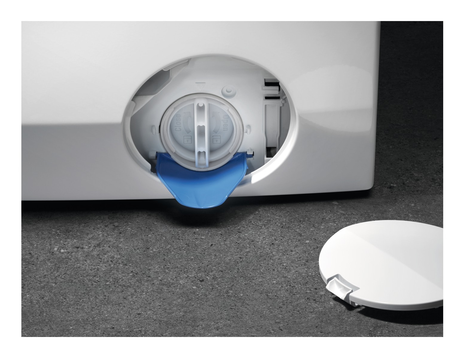 Białe urządzenie z niebieskim filtrem i odłączoną białą pokrywą na szarej powierzchni.