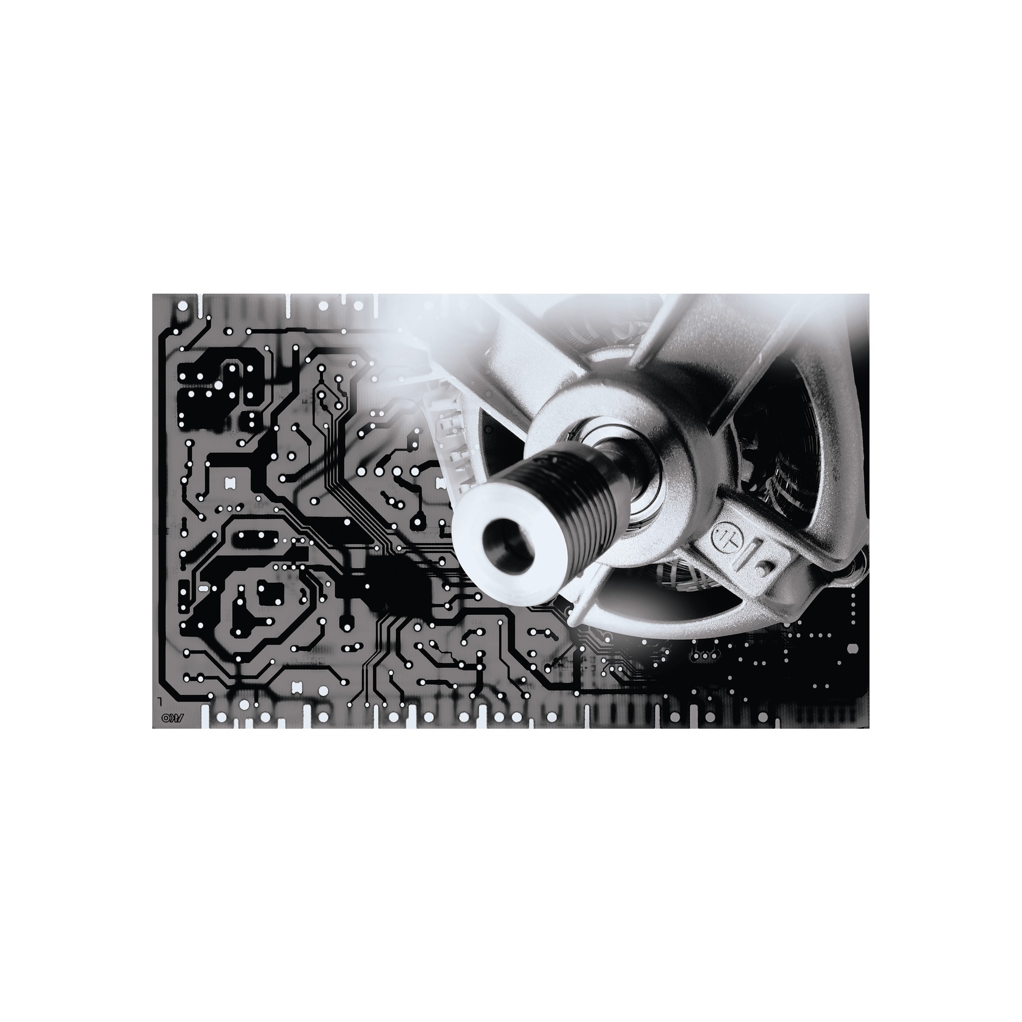 Zbliżenie płytki obwodu i metalowej części maszyny. Tło jest w skali szarości.