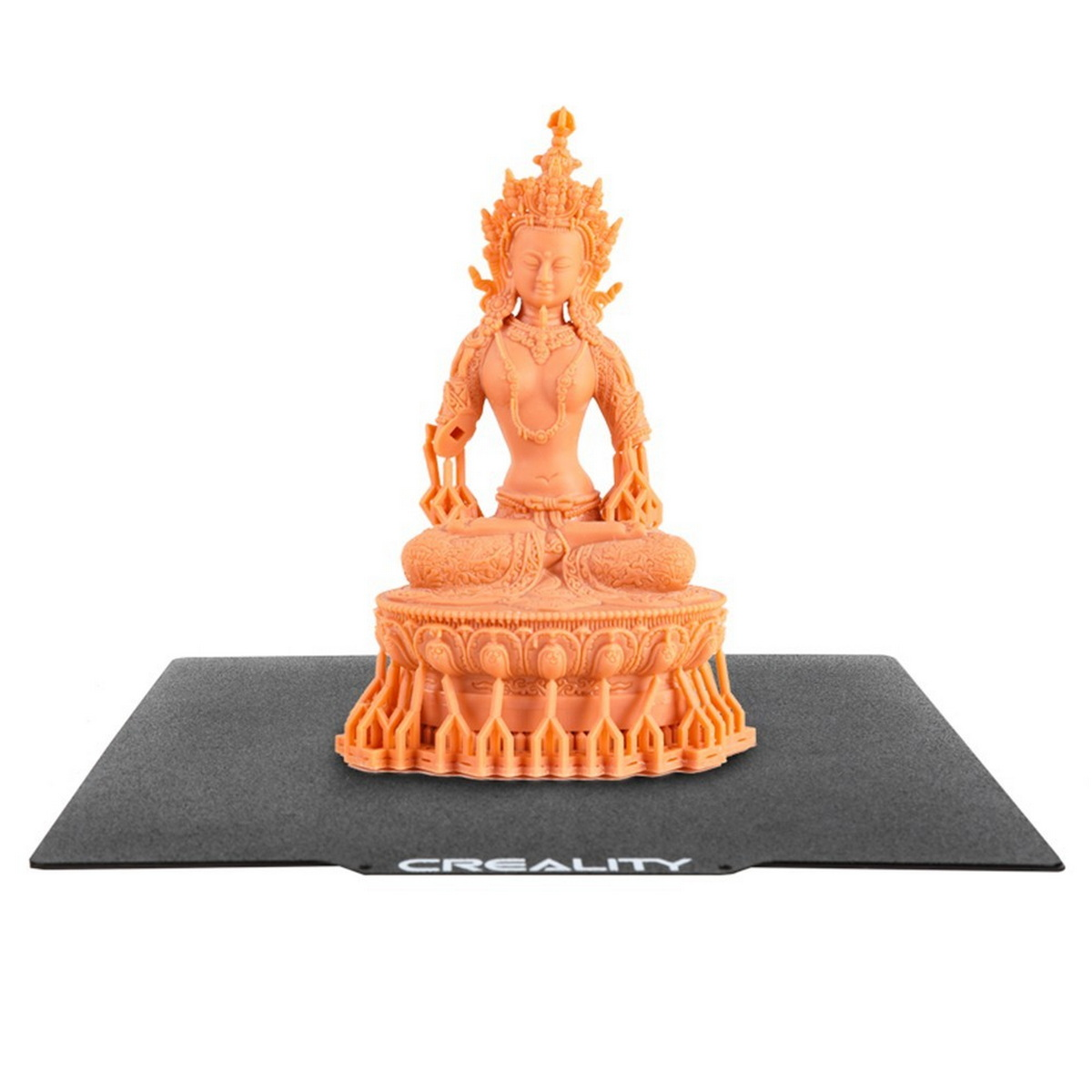 Pomarańczowa figura Buddy na czarnym stole Creality, białe tło, druk 3D.