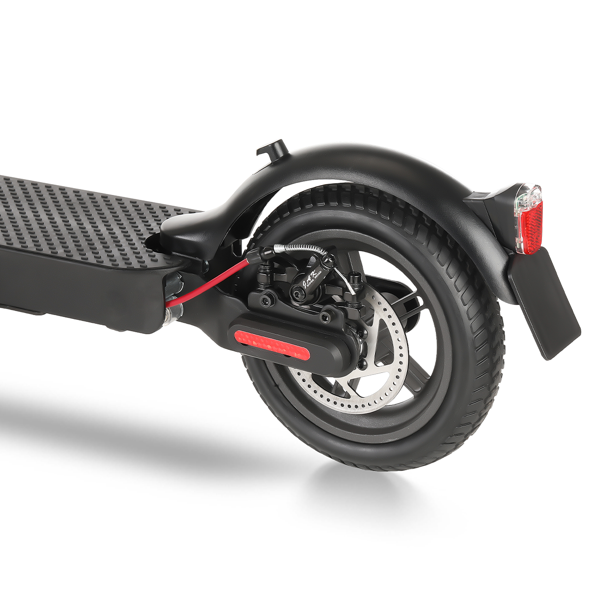 Zbliżenie tylnego koła czarnej hulajnogi elektrycznej z czerwonym światłem stopu.