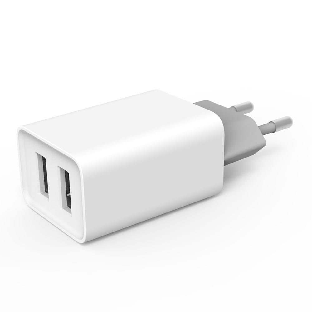Biała ładowarka USB z dwoma portami i szarą wtyczką, pod kątem na białym tle, idealna do ładowania urządzeń.
