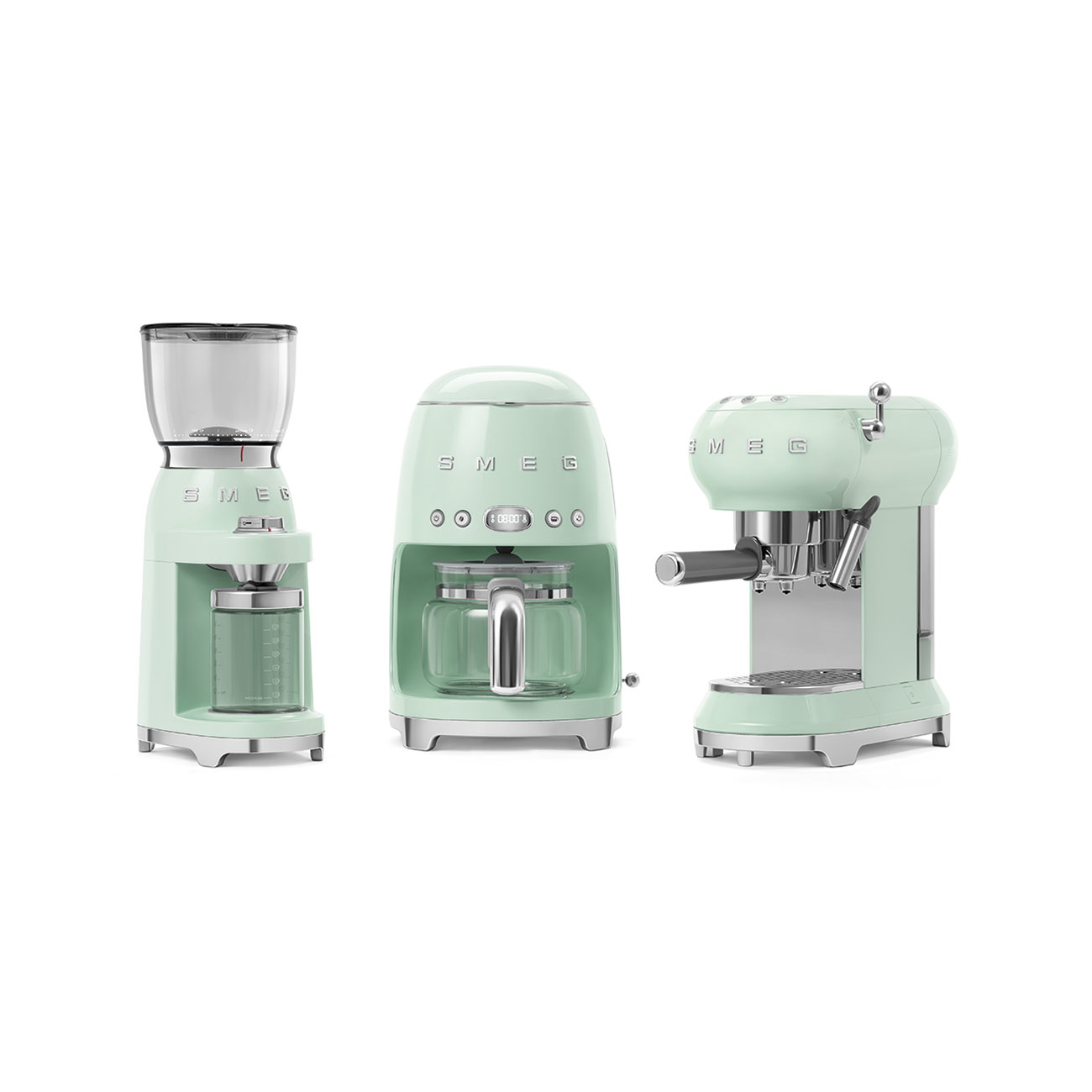 Tres electrodomésticos SMEG verde menta: molinillo, cafetera y espresso.