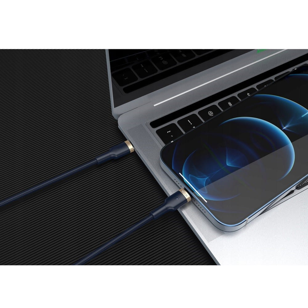 Czarny kabel USB-C podłączony do laptopa i telefonu. Złote detale.