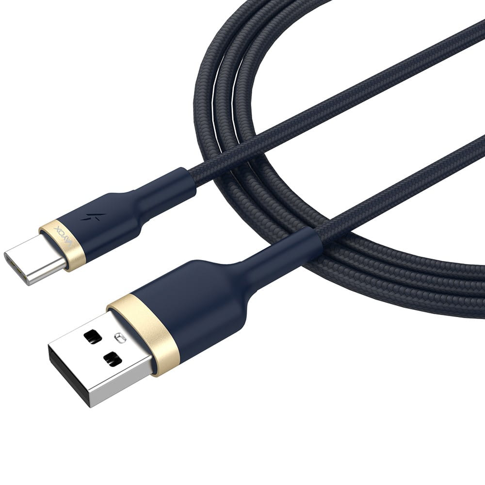 Czarny kabel USB-C, złącze USB-A na jednym końcu. Złote detale.