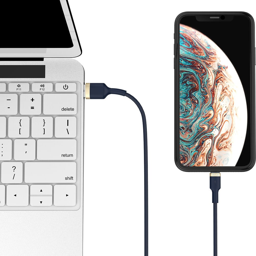 Laptop podłączony do telefonu, niebieski kabel, białe tło.