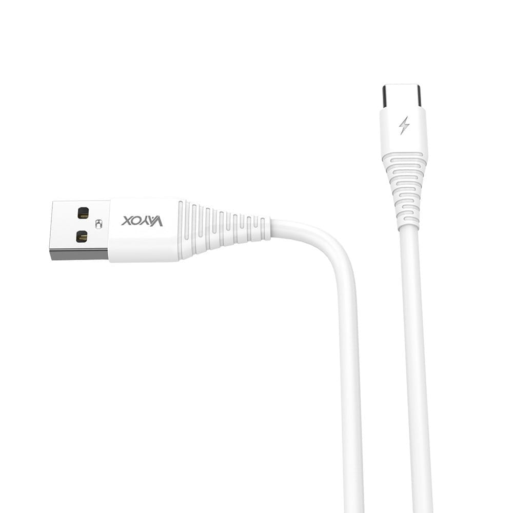 Kabel USB do USB-C, biały, ujęcie szczegółowe, białe tło.