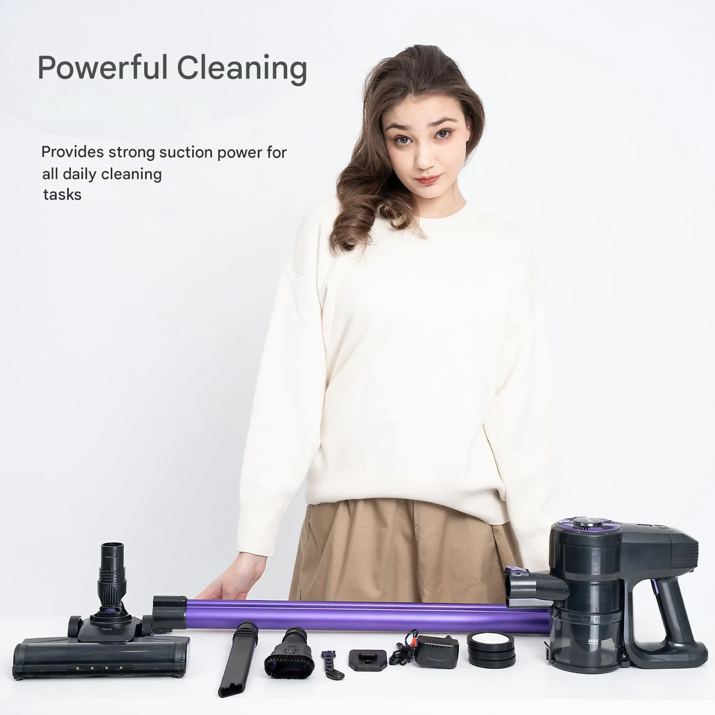 Femme avec des pièces d'aspirateur. Aspirateur et pièces sur table blanche. Texte présent.
