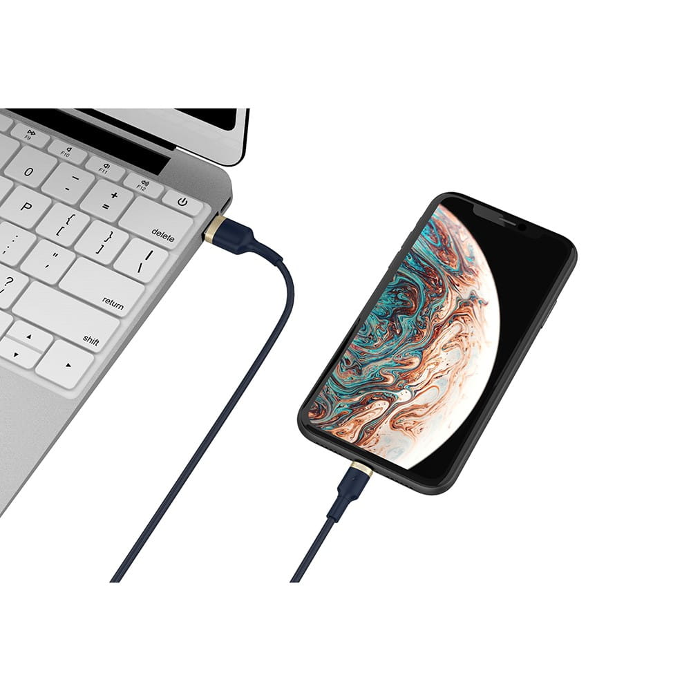 Laptop podłączony do telefonu za pomocą ciemnoniebieskiego kabla ładującego.