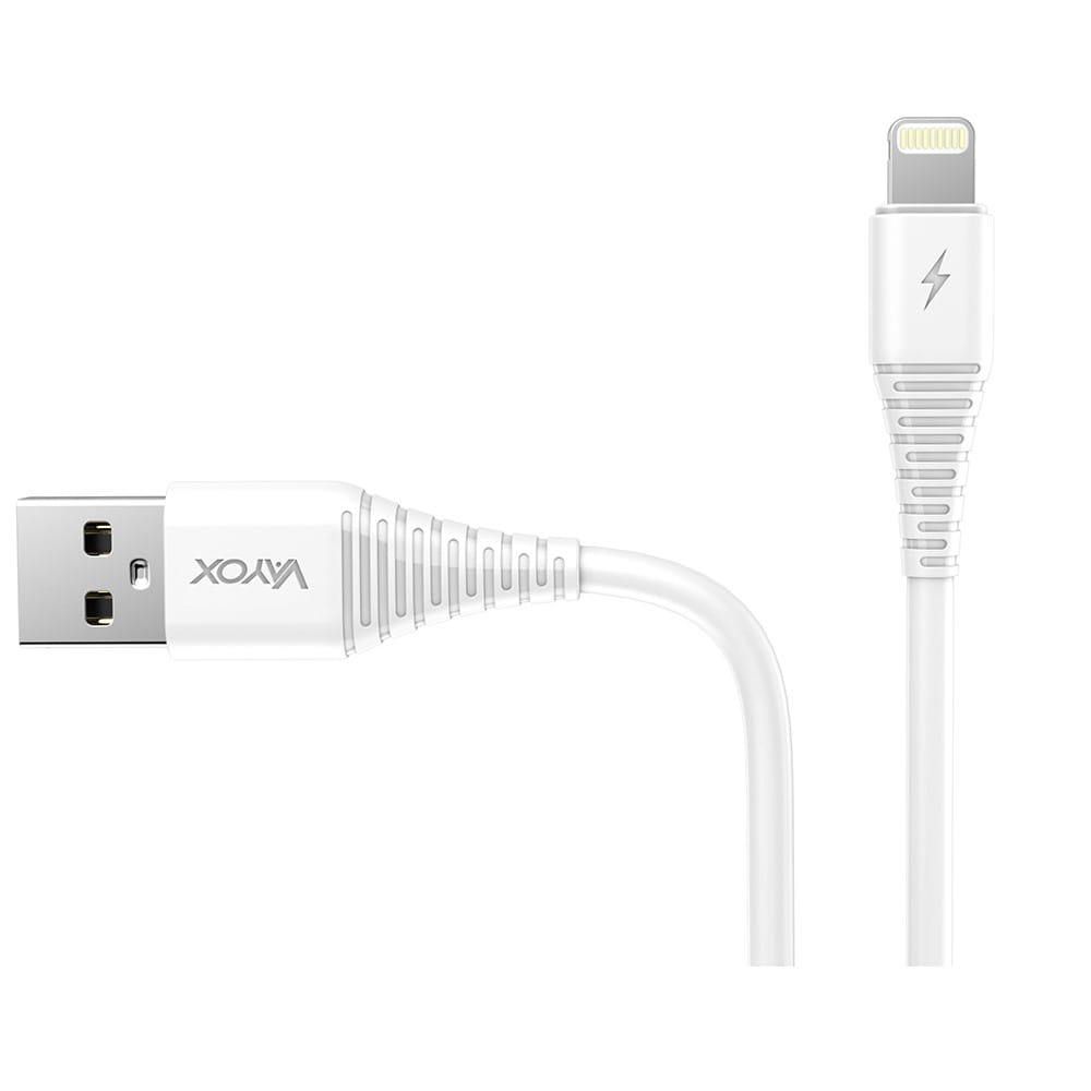 Biały kabel ładujący ze złączami USB i Lightning. Białe tło.