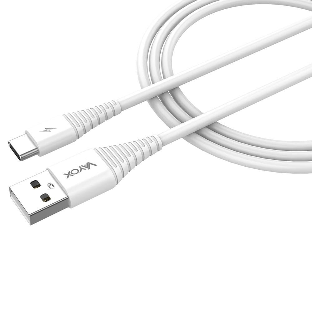 Biały kabel USB-C do USB-A. Marka VAYOX. Biały kabel na białym tle.