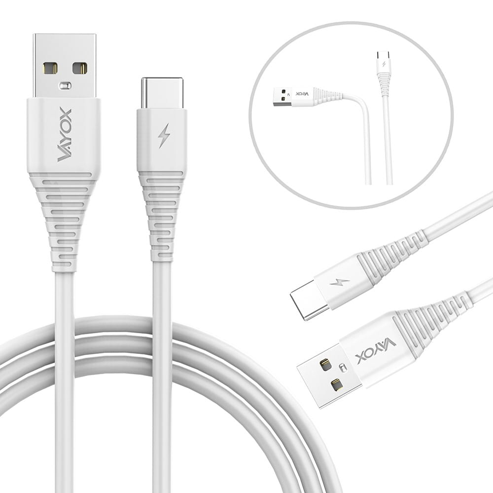 Biały kabel ładujący USB do USB-C. Dodatkowe zbliżenia, białe tło.