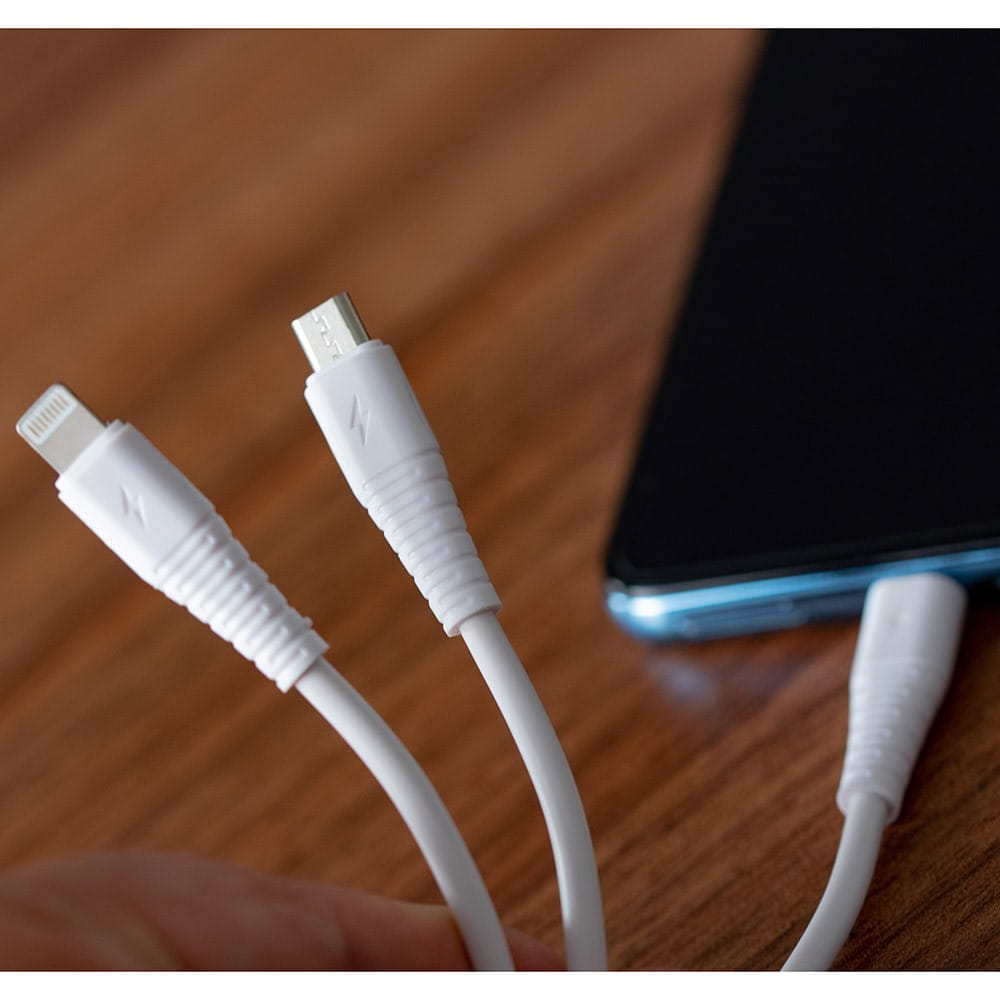 Białe kable ładujące podłączone do smartfona i dłoni.