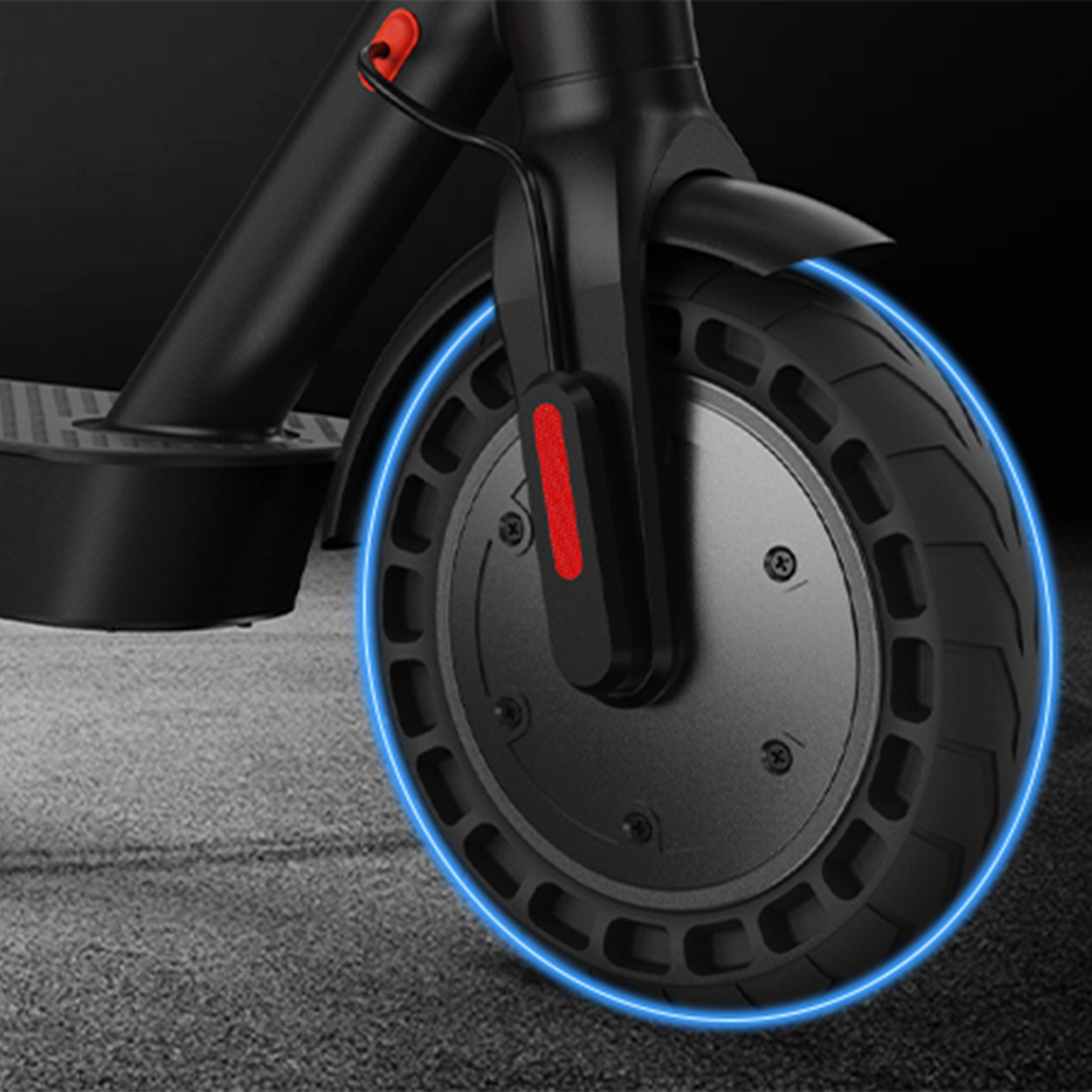 Zbliżenie koła czarnej hulajnogi elektrycznej z niebieskim neonowym konturem na szarej powierzchni.