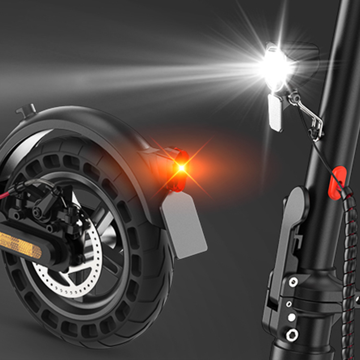 Zbliżenie na tył czarnej hulajnogi elektrycznej, pokazujące czerwone światło i koło.