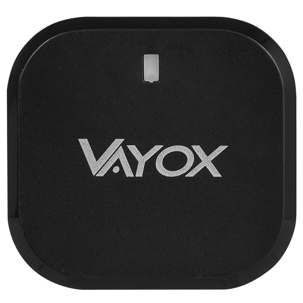 Czarne urządzenie Vayox z białym logo i małym białym światełkiem u góry.