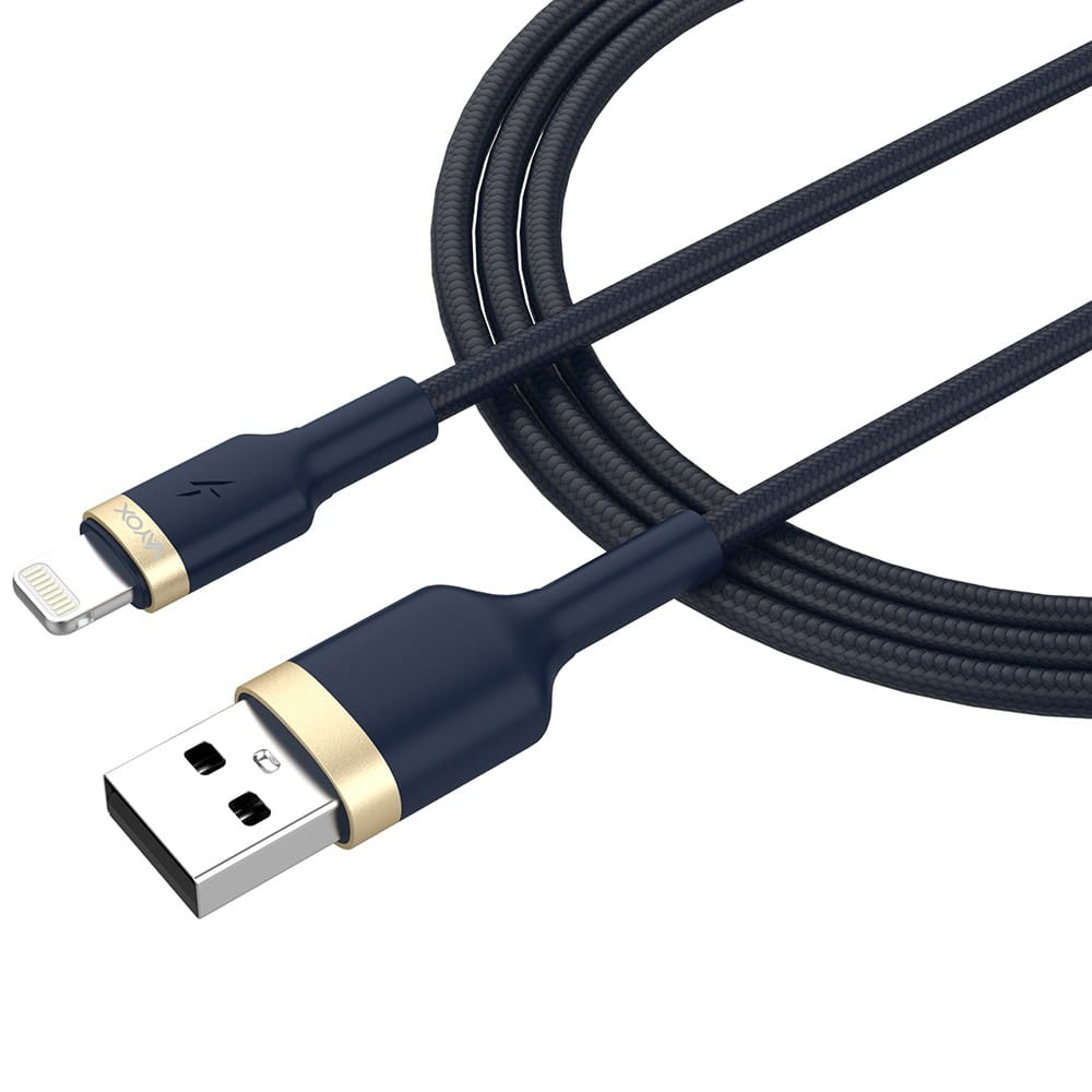 Czarny kabel USB do Lightning. Czarny kabel ze złotymi akcentami, białe tło.