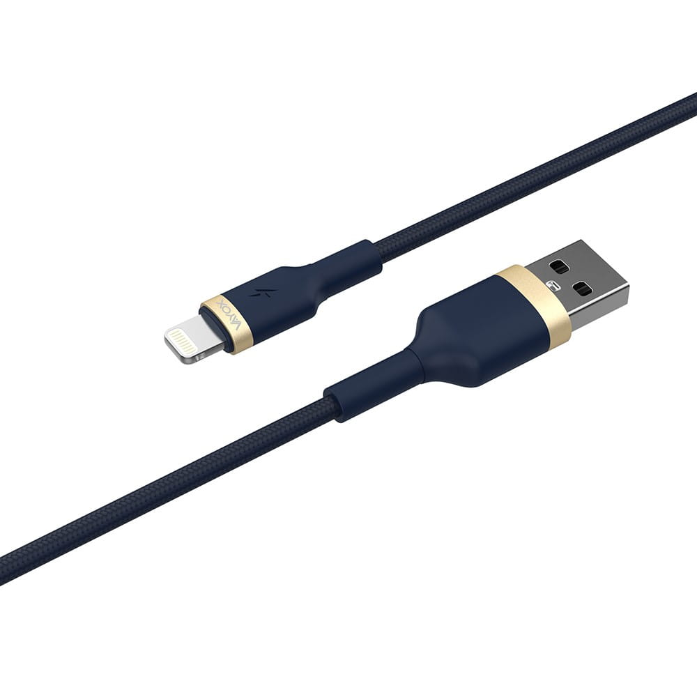 Czarny kabel USB do Lightning, czarne i złote złącza, białe tło.