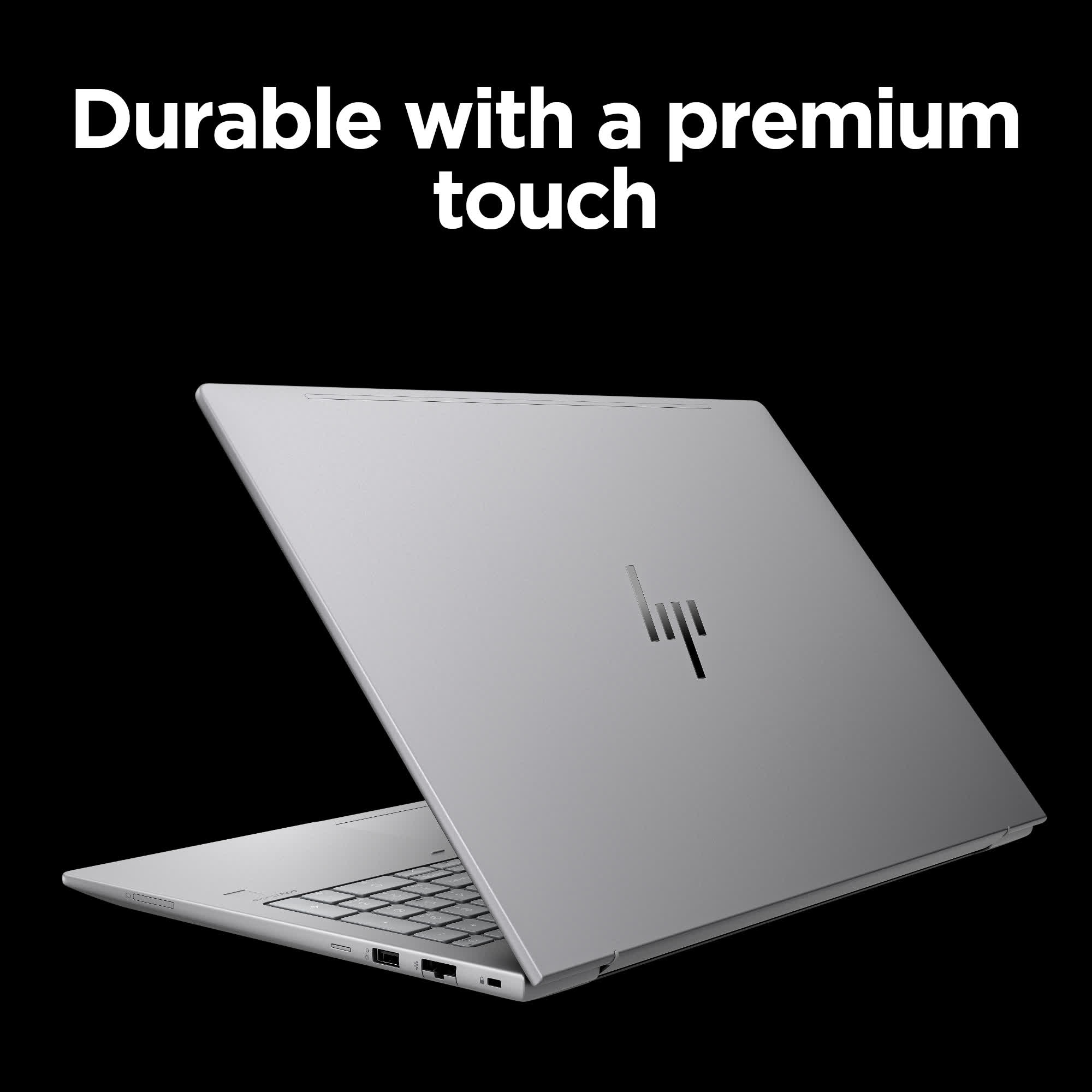 Silberner Laptop, Rückansicht, angewinkelt. Das HP-Logo ist sichtbar. Der Text 'Durable with a premium touch' steht darüber.