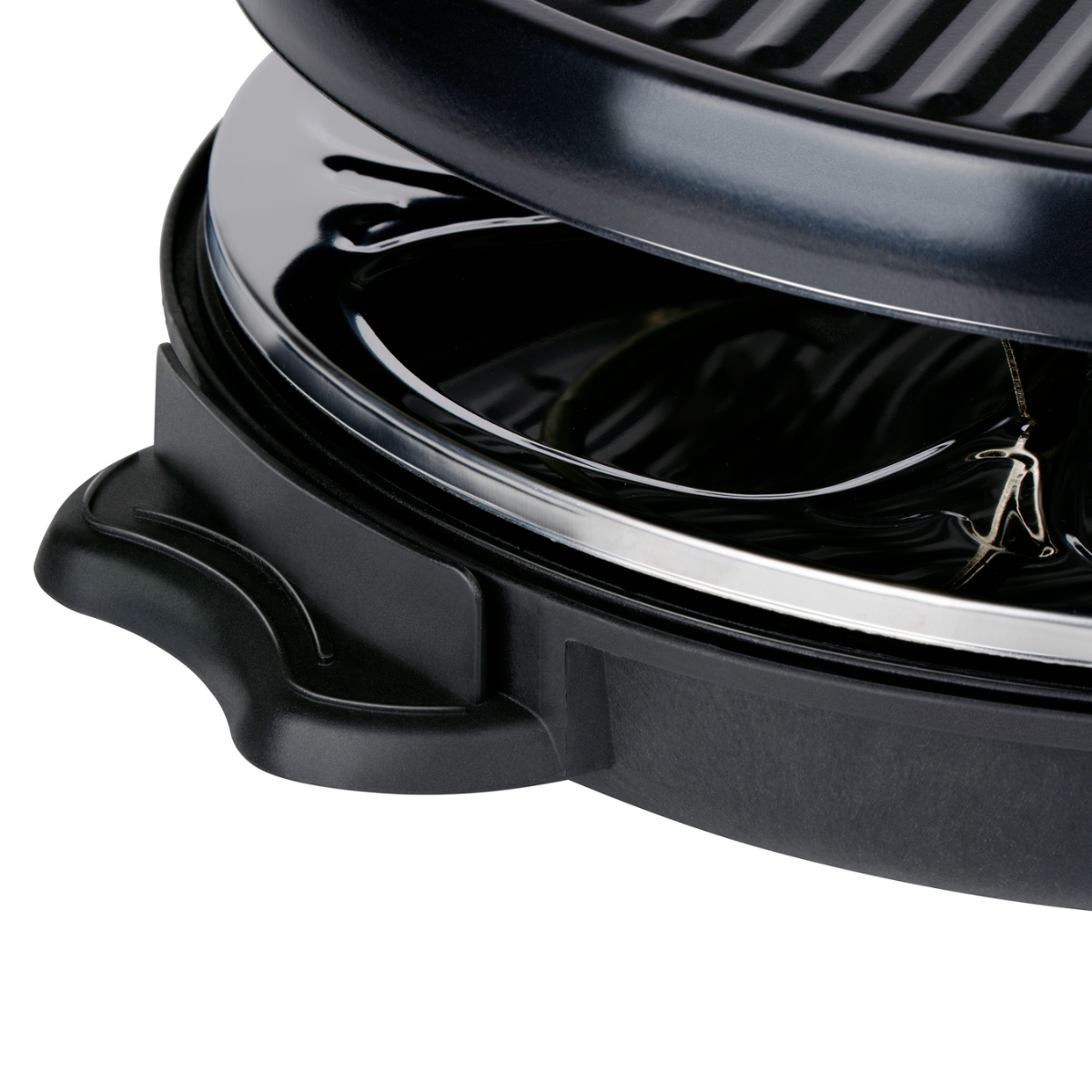 Nahaufnahme eines schwarzen Elektrogrills, der Grillaufsatz ist leicht geöffnet. Der Grill steht auf Weiß.