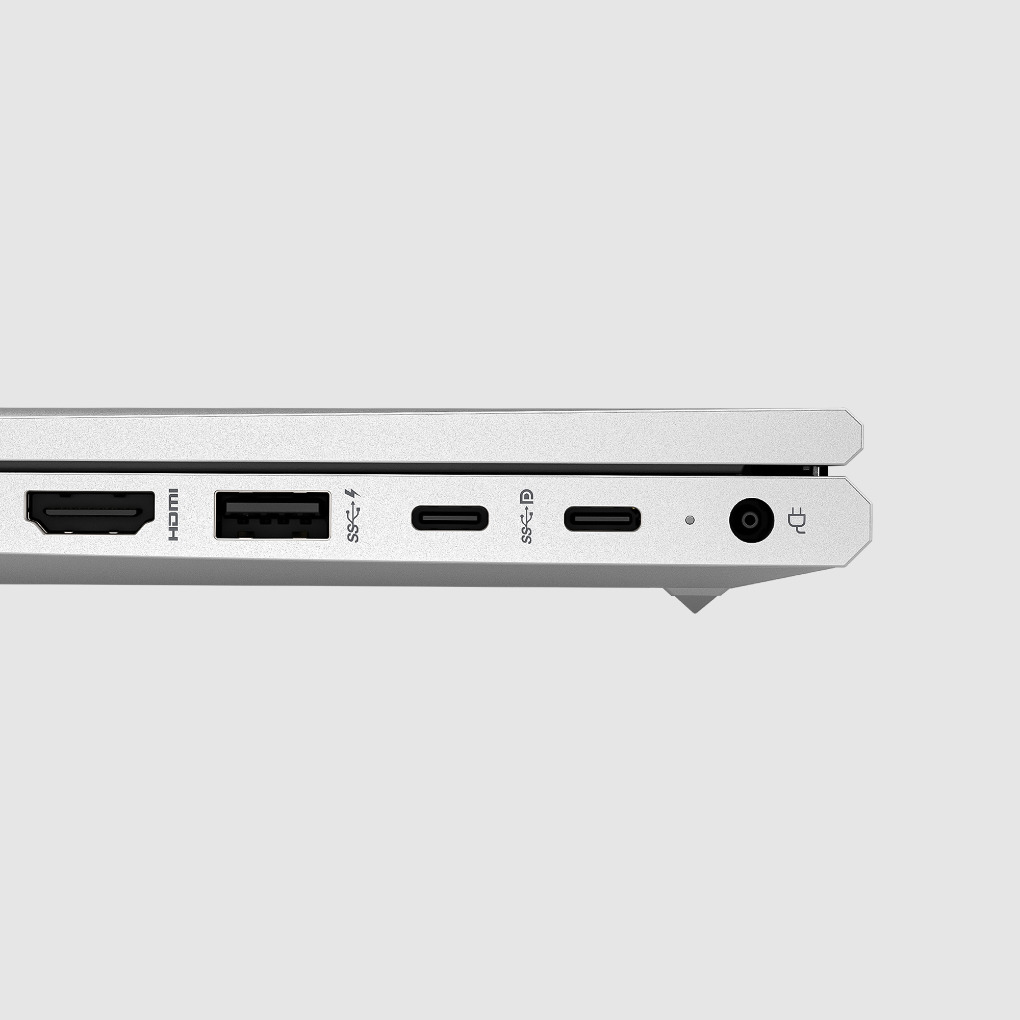 Vista laterale del laptop con porte HDMI, USB e USB-C. Anche l'ingresso di alimentazione.