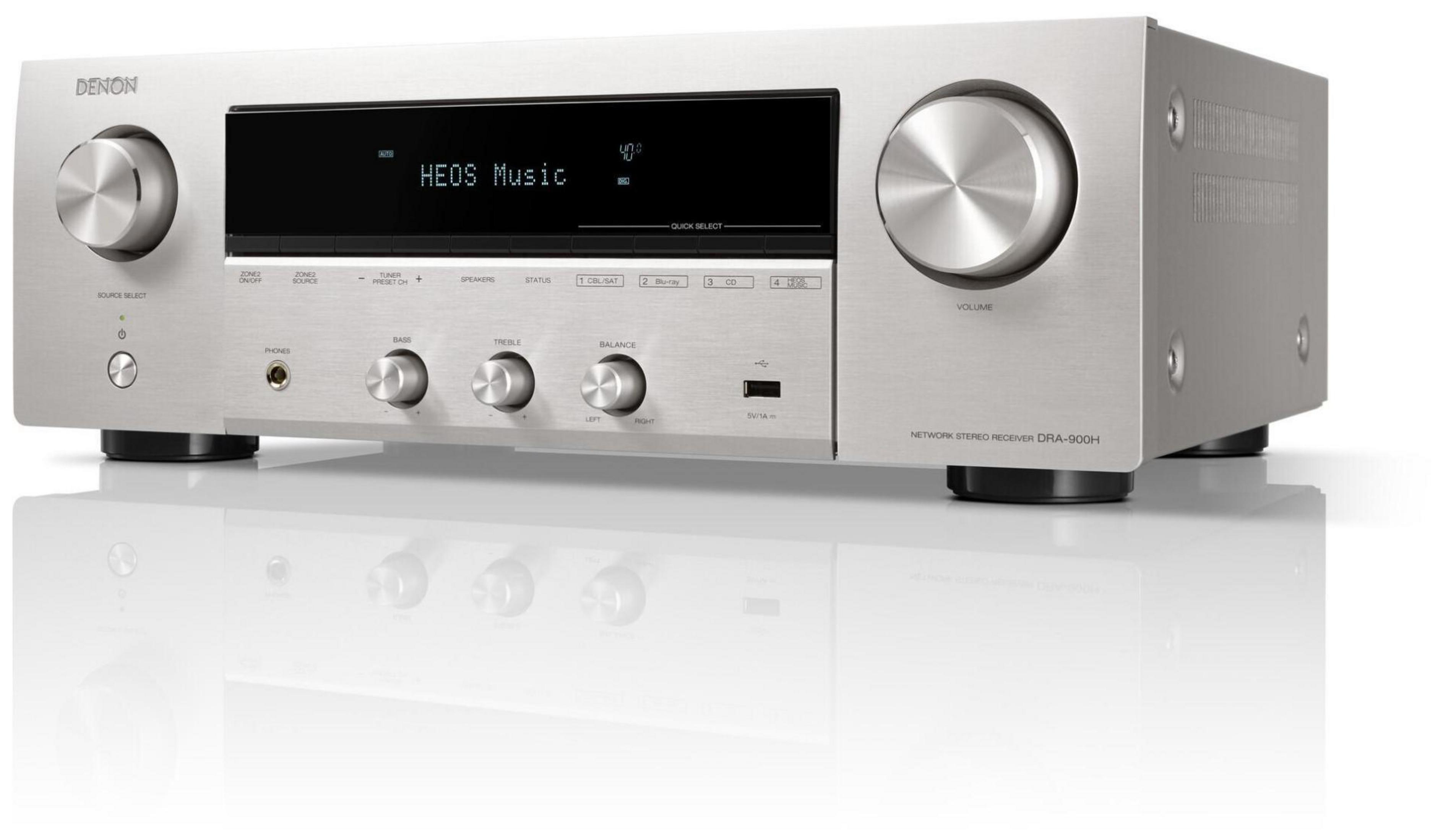 Ricevitore Denon argentato con display nero, manopole del volume e pulsanti di controllo.