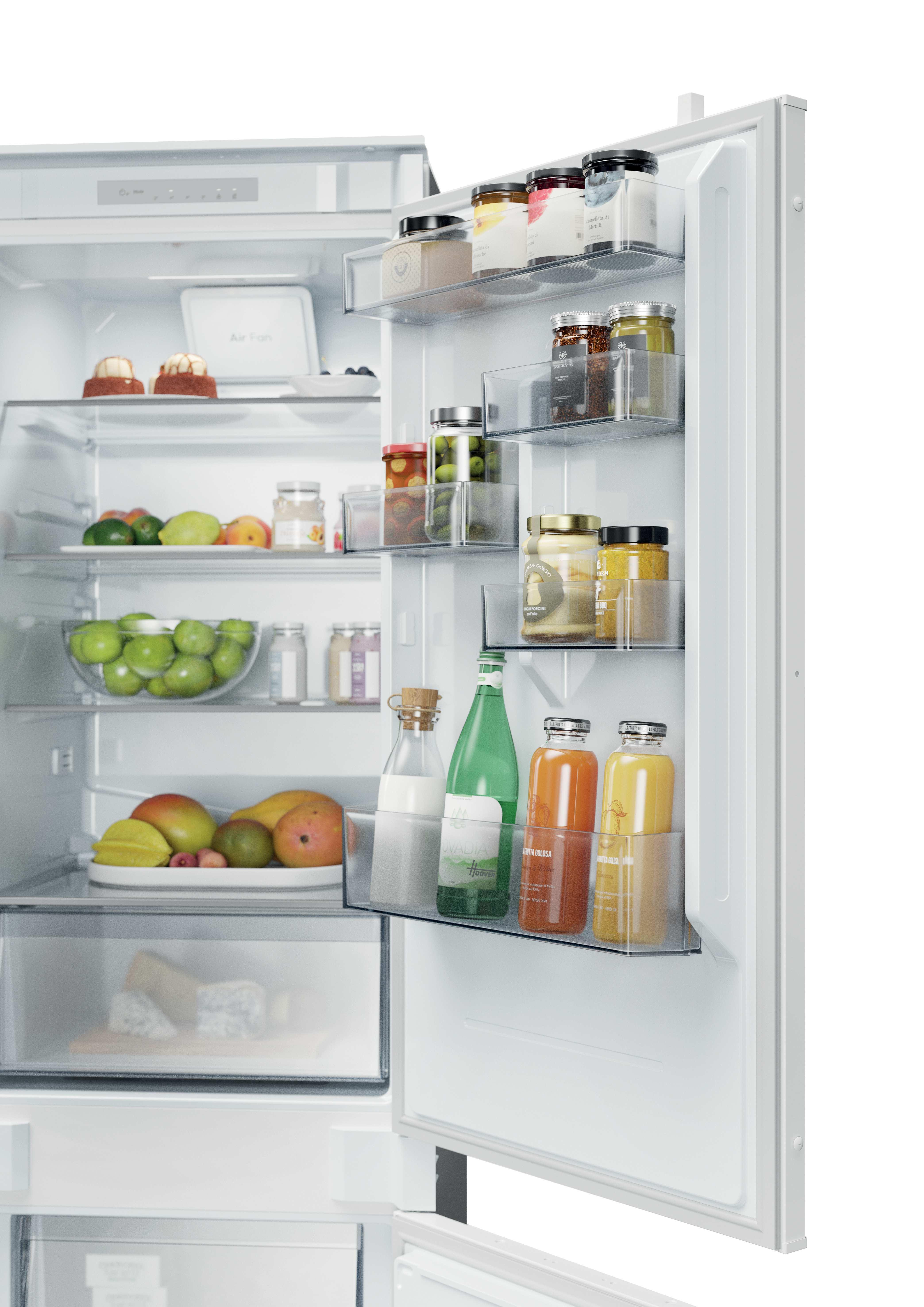 Interno di un frigorifero con ripiani pieni di generi alimentari e contenitori di vetro. La porta è aperta.