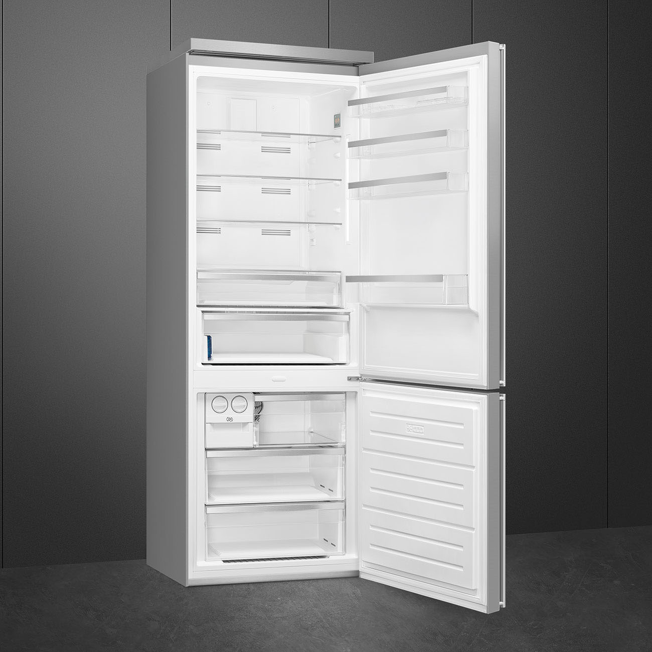 Refrigerador plateado abierto con cajones y estantes, interior blanco. Fondo gris.