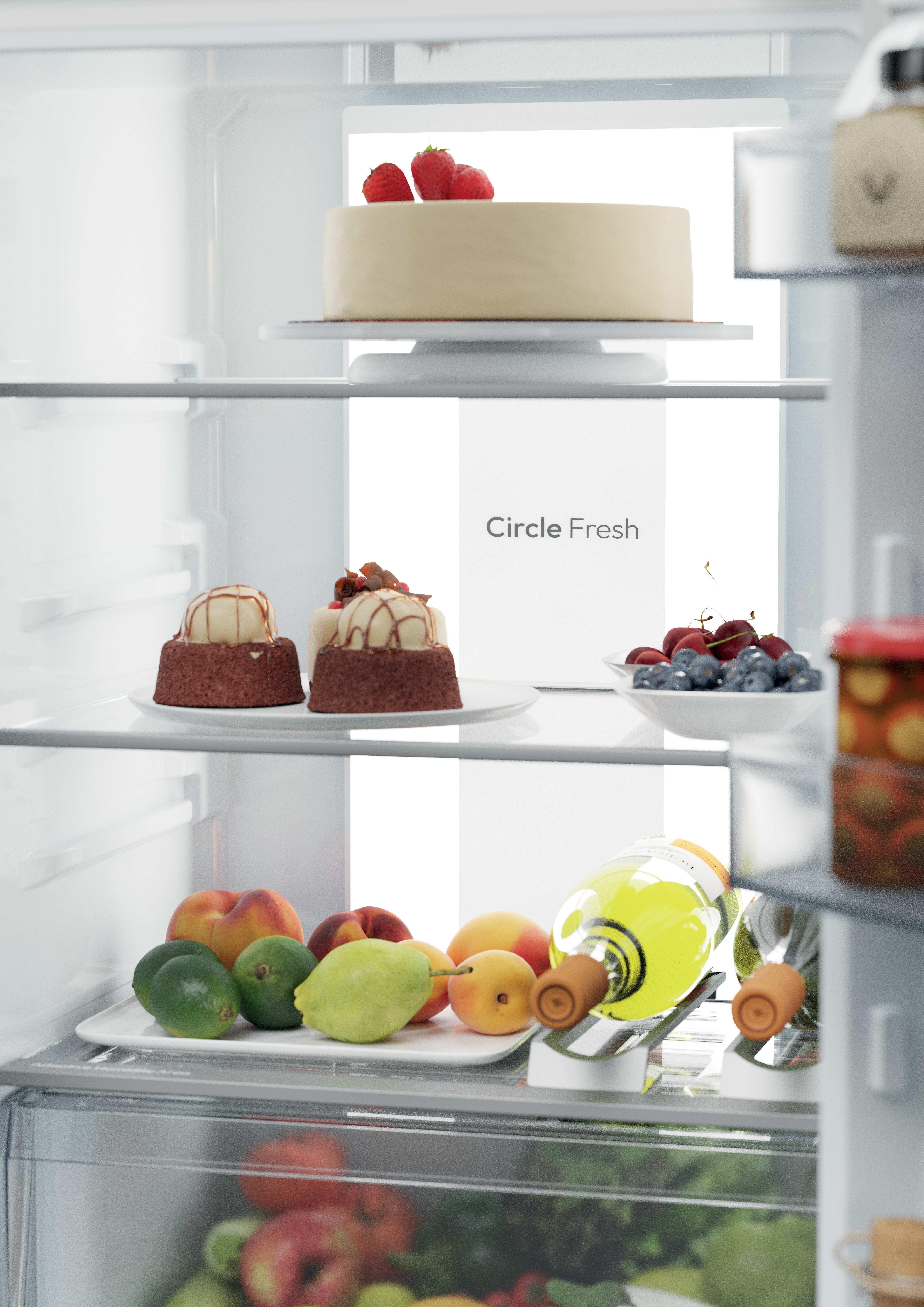All'interno di un frigorifero: torta, pasticcini, frutta e vino. Ripiani bianchi contengono gli alimenti.