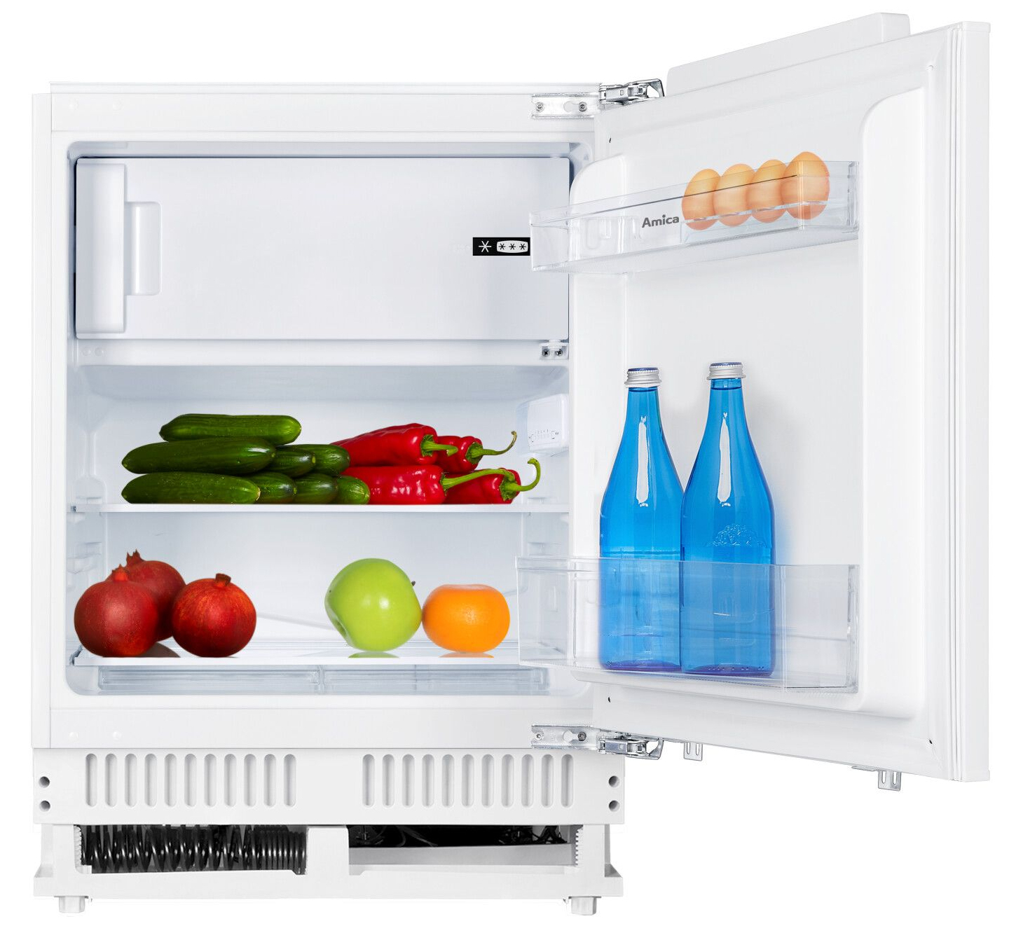 Ein weißer Kühlschrank, geöffnet, um den Inhalt zu zeigen: Gurken, Paprika, Flaschen, Eier und Obst.