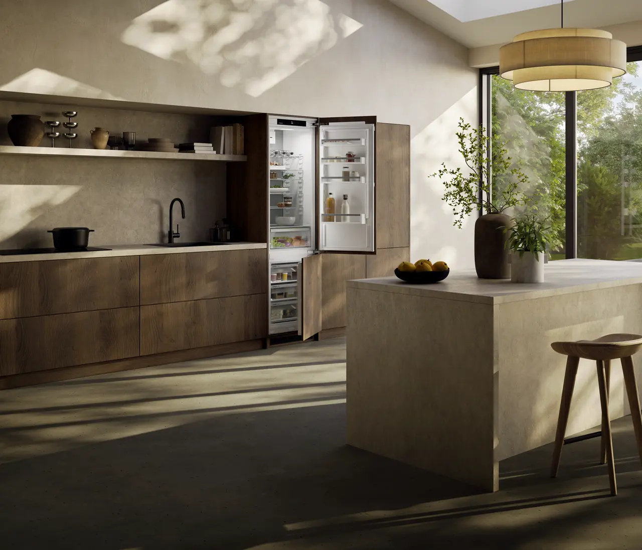 Cocina moderna con nevera abierta. Isla con taburetes y vista al jardín.