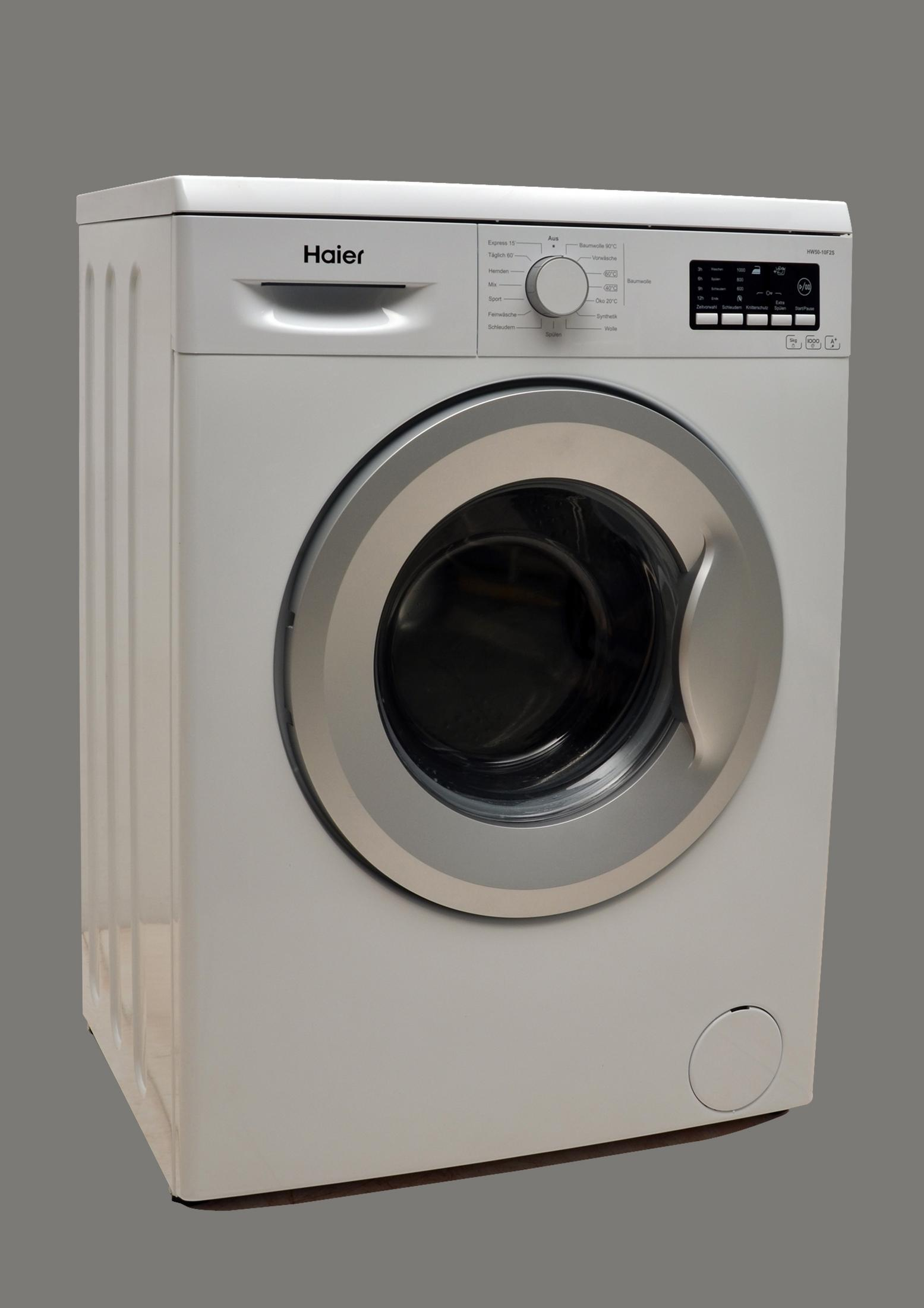 Weiße Waschmaschine, schräge Ansicht, mit silberner Tür und Bedienelementen.