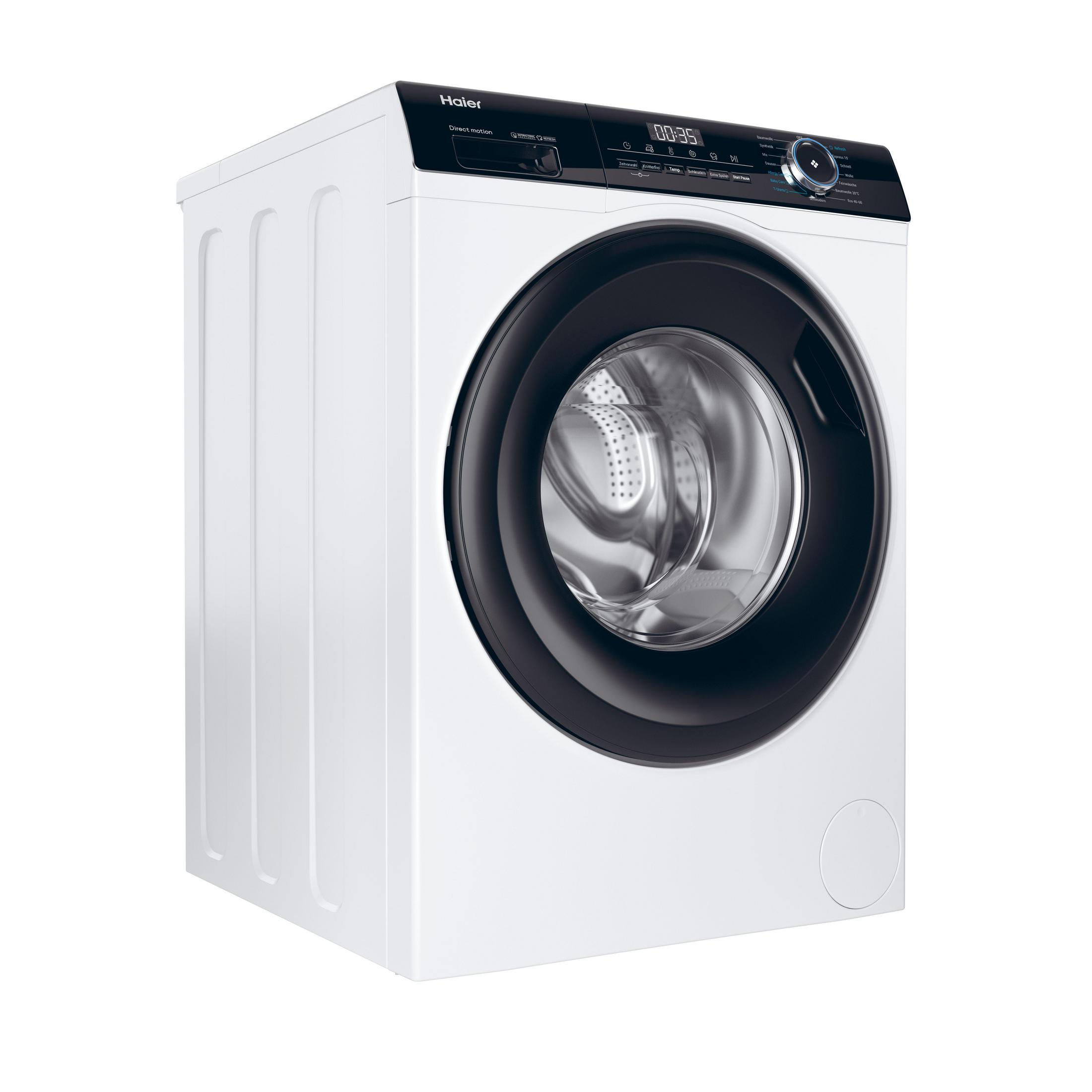 Weiße Haier Waschmaschine. Schwarze runde Tür und Bedienfeld. Digitalanzeige zeigt die Zeit.