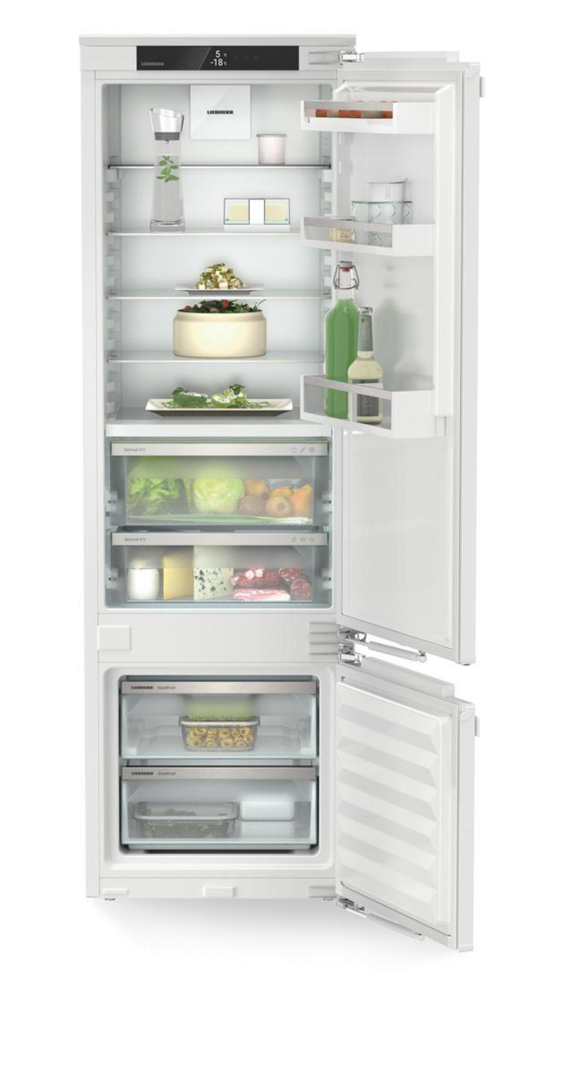 Ein weißer Liebherr-Kühlschrank mit geöffneten Türen, der sein Inneres zeigt.