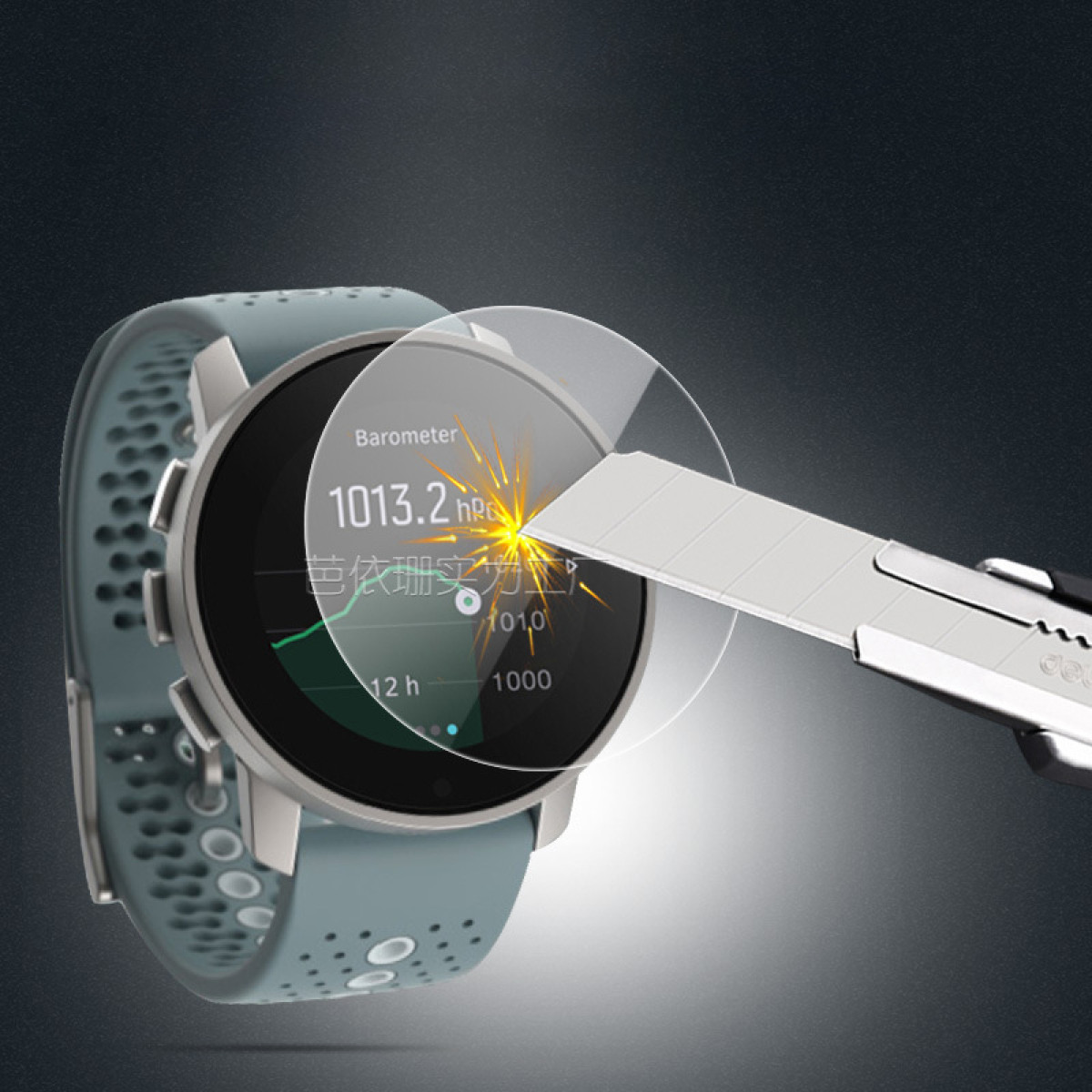 Eine Smartwatch mit Displayschutzfolie, die mit einem Messer geschnitten wird.