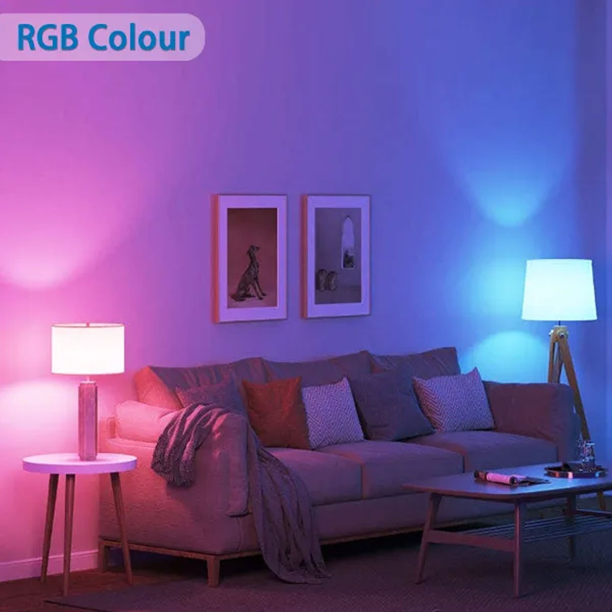 Soggiorno con divano, lampade e quadri. Le pareti sono illuminate con illuminazione RGB.