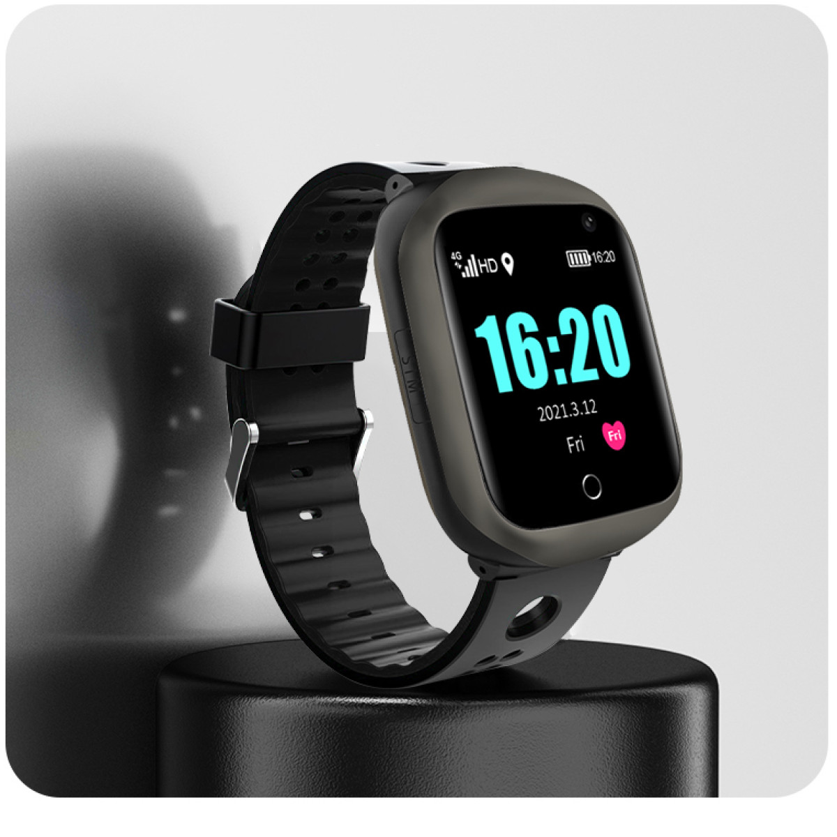 Eine graue Smartwatch mit schwarzem Armband, zeigt 16:20 und Datum auf einem schwarzen Ständer.