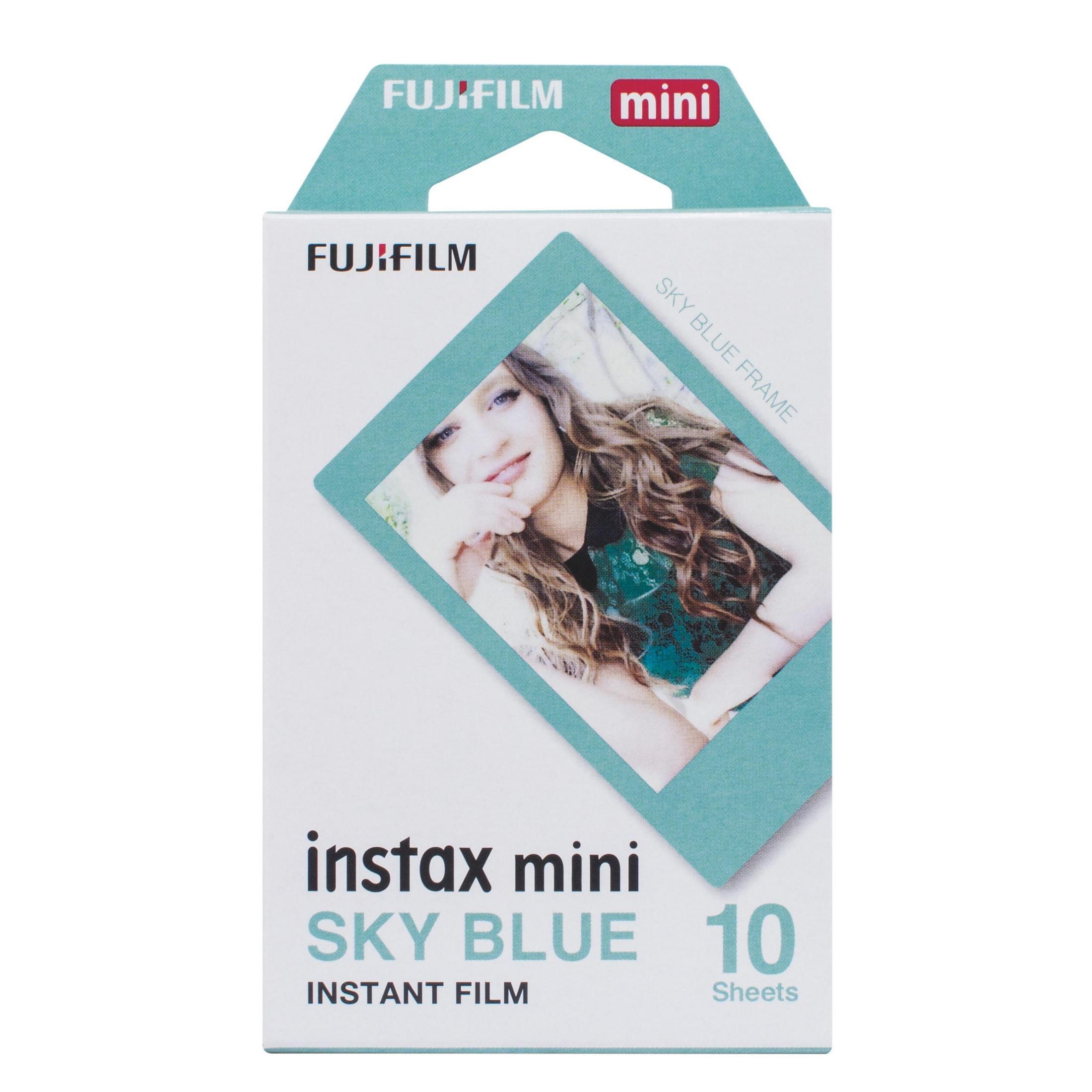 Pudełko z filmem Instax mini ze zdjęciem kobiety w zielonej koszuli, na niebieskiej ramce.