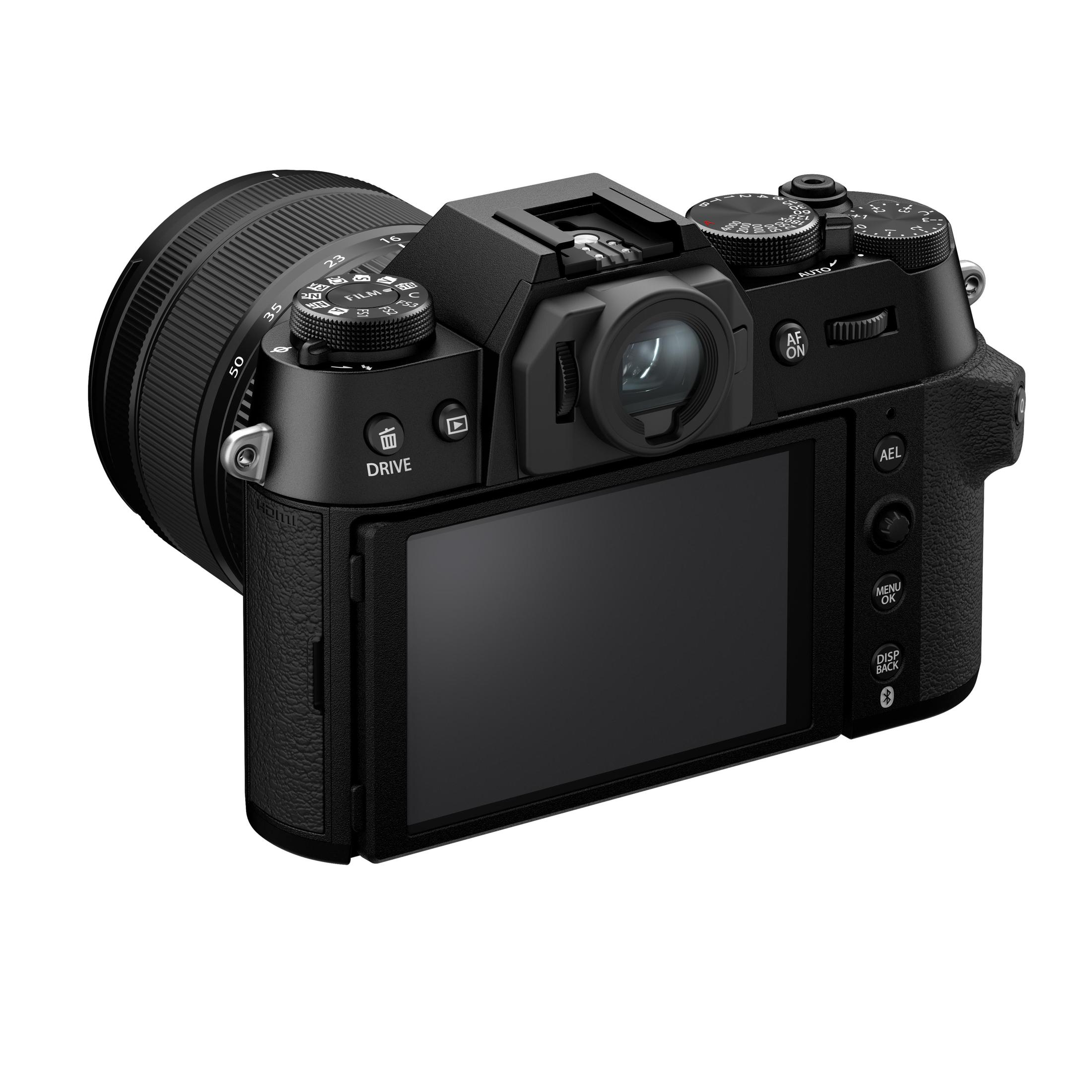 Zwarte camera met lens, achterscherm zichtbaar, op witte achtergrond.