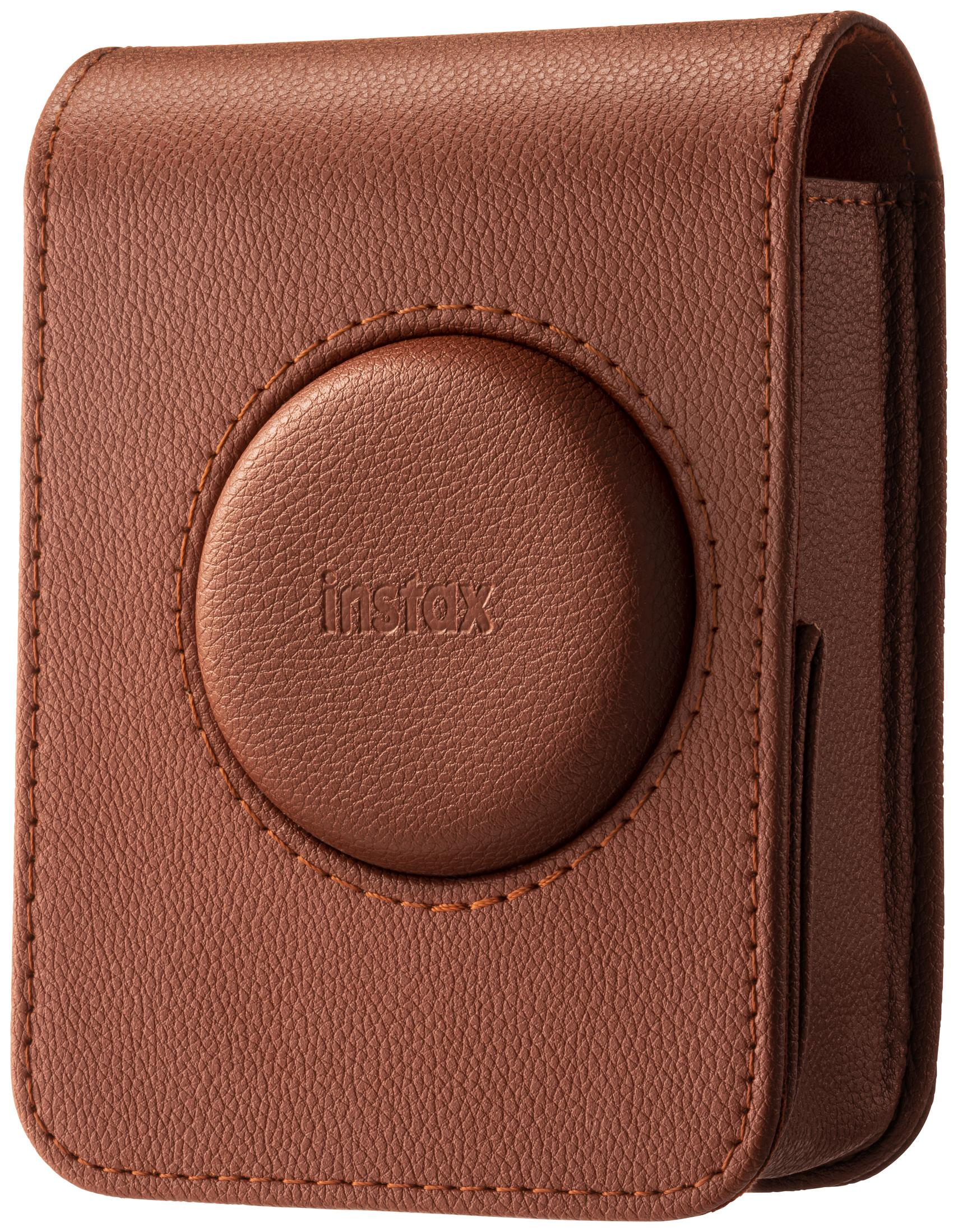 Braune Leder-Instax mini EVO Kameratasche, geschlossen. Die Tasche hat eine abgerundete Front mit einem mittigen Kreis.