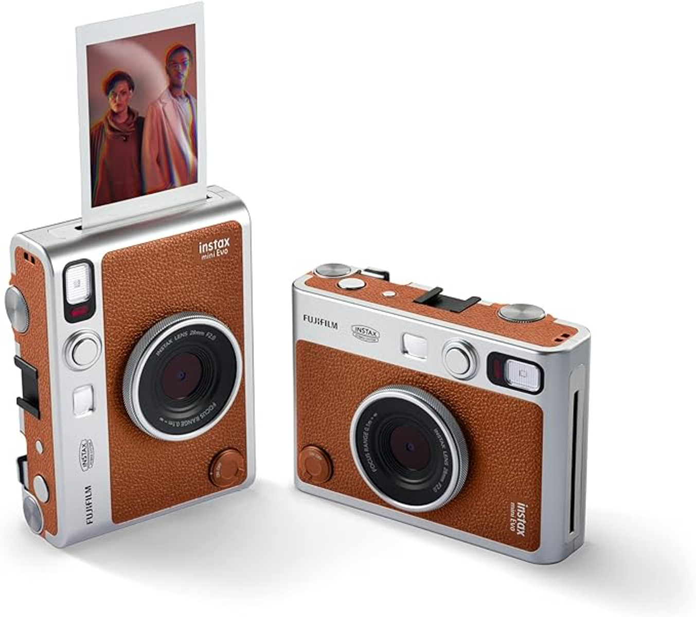 Zwei Instax Mini Evo Kameras. Eine druckt ein Foto. Beide sind braun und silber, mit dem Druck in der Luft.