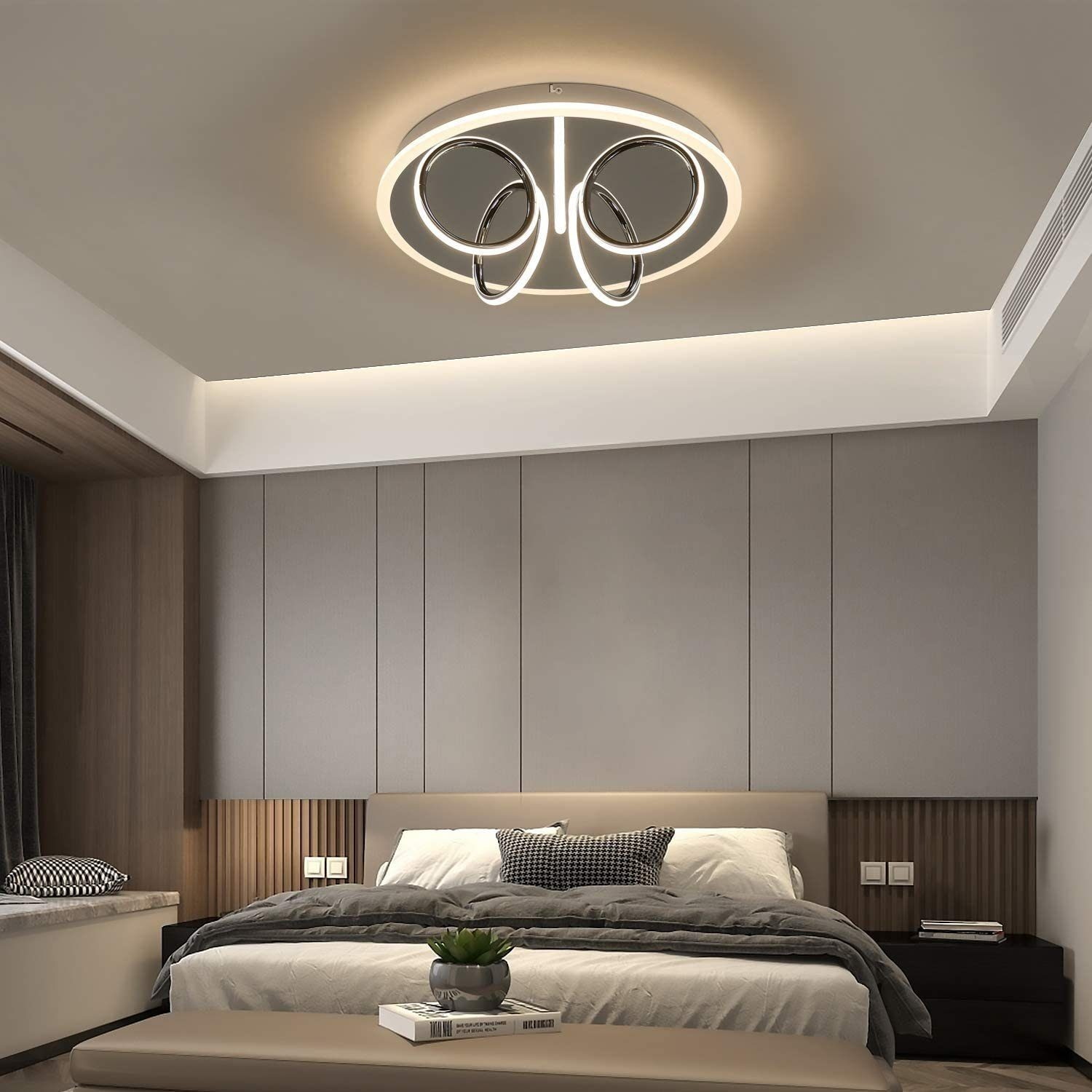 Sypialnia z łóżkiem, ławką i lampą sufitową o unikalnym designie.