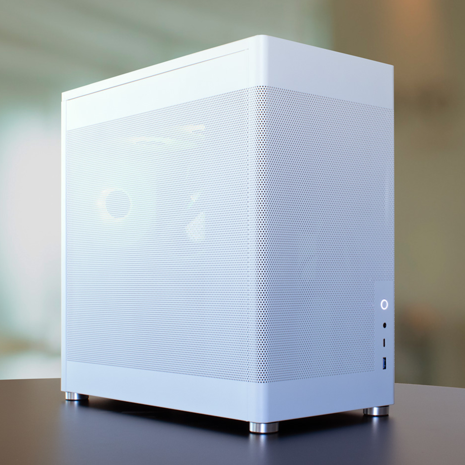 Una caja de PC blanca con diseño limpio, laterales perforados y algunos puertos en la parte frontal.
