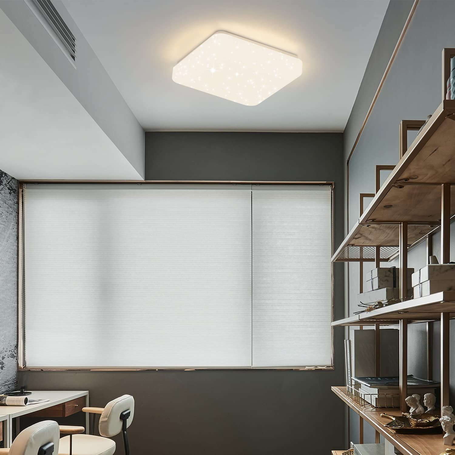 Lampa sufitowa w pokoju. Światło jest kwadratowe i ma wzór.